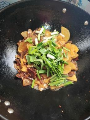 放入蒜苗翻炒均匀！