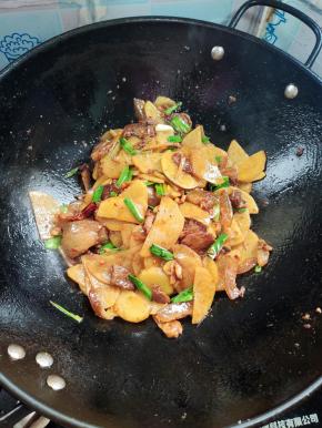 起锅前放入适量的鸡精翻炒均匀即可！