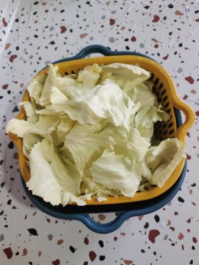 包菜用手撕碎，清洗干净，控干水分备用！