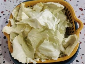 包菜用手撕碎，清洗干净，控干水分备用！