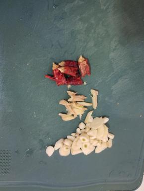 蒜瓣切成片，生姜切成丝，干辣椒切成段备用！