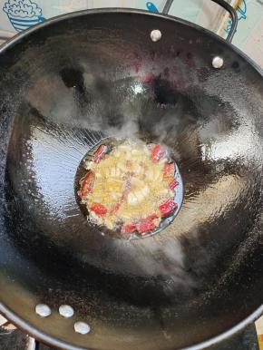 起锅烧油放入生姜，蒜瓣，花椒，干辣椒爆香！