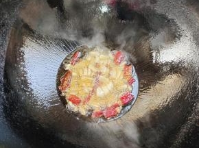 起锅烧油放入生姜，蒜瓣，花椒，干辣椒爆香！