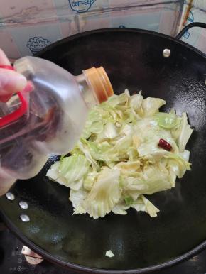 放入一勺生抽！