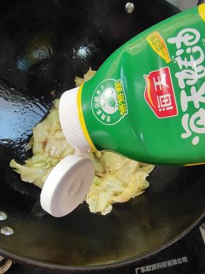 一勺蚝油翻炒均匀！