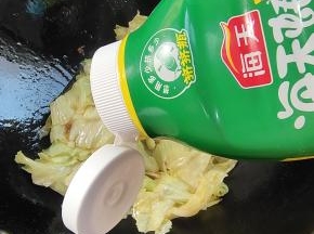 一勺蚝油翻炒均匀！