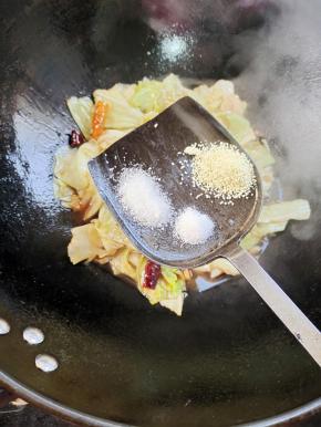 放入适量的盐，白糖，鸡精！