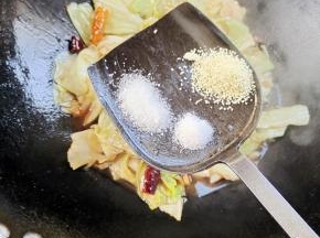 放入适量的盐，白糖，鸡精！
