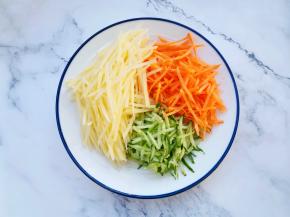 土豆、胡萝卜、黄瓜分别擦丝。