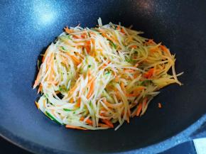 锅中热油，放入三丝翻炒，