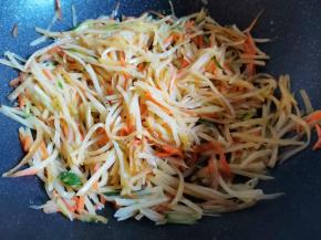 加入一勺生抽，炒熟备用。