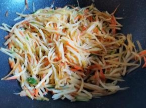 加入一勺生抽，炒熟备用。