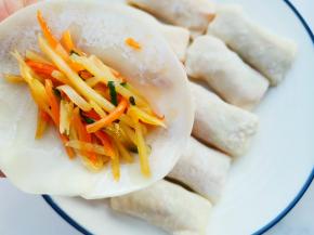 饺子皮擀薄，包起馅料，