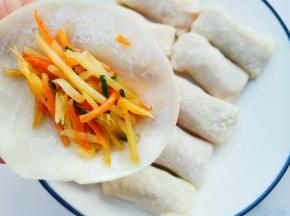 饺子皮擀薄，包起馅料，