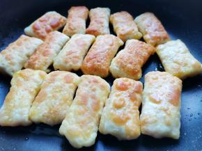 放入锅中煎至两面金黄即可。