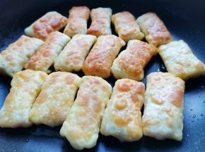 放入锅中煎至两面金黄即可。