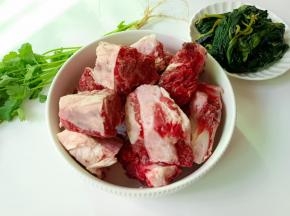 牛排骨切成小段。