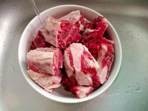 加入适量的清水。