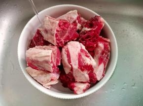 加入适量的清水。