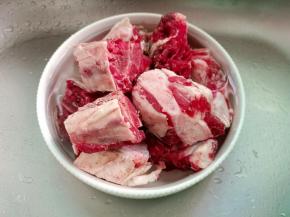 细盐一勺，拌均匀浸泡两小时以上。