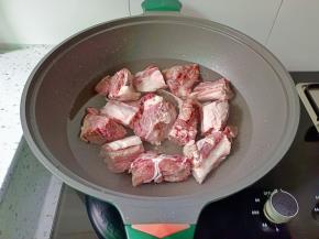 把浸泡好的牛排骨冷水下锅。