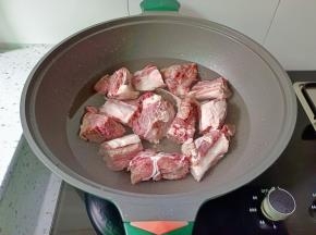 把浸泡好的牛排骨冷水下锅。