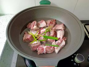 放入葱段，白酒一勺。