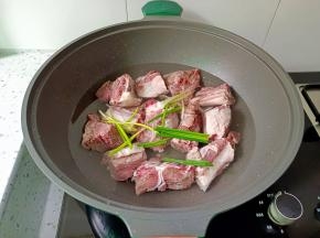 放入葱段，白酒一勺。