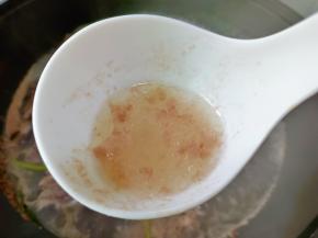 焯水期间撇去表面的浮沫，焯水后用热水把牛排骨再清洗一遍。