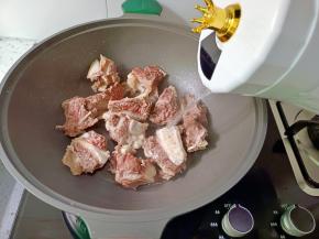 牛排骨再次放入锅里，一次加入足量的热水。