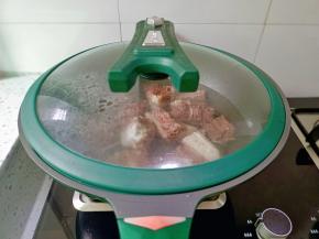 盖上锅盖，小火慢炖一小时。