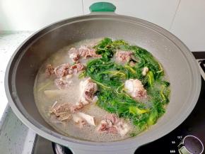 加入泡好的海带嫩苗煮5分钟。