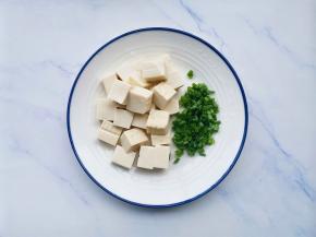 豆腐切小块，葱切葱花。