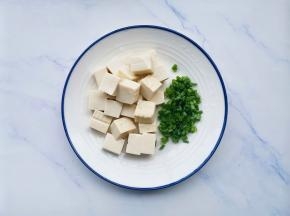 豆腐切小块，葱切葱花。