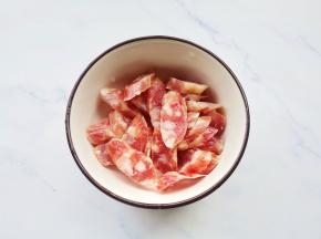香肠切片。
