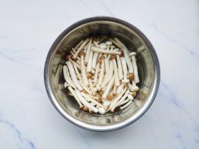 菌菇去根洗净切段。