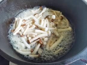 热油起锅，煸炒菌菇，