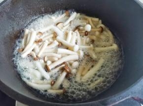 热油起锅，煸炒菌菇，