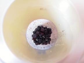 蓝莓干用温水清洗干净泡软，放入榨汁杯。