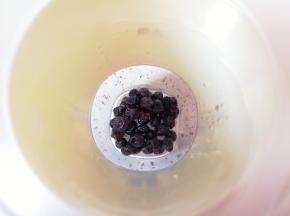 蓝莓干用温水清洗干净泡软，放入榨汁杯。