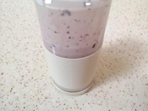 启动榨汁杯，一分钟不到一杯蓝莓奶昔就做好啦。