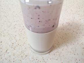 启动榨汁杯，一分钟不到一杯蓝莓奶昔就做好啦。