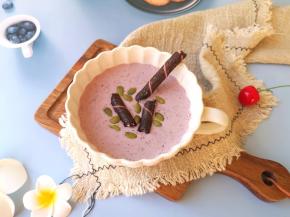 装入自己喜欢的小碗里，用奥利奥脆卷和南瓜子装饰一下。