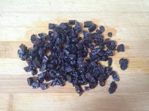 蓝莓干用温水清洗干净泡软，再用厨房用纸吸干表面水分，切碎备用。