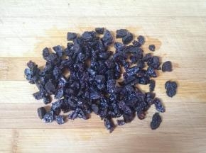 蓝莓干用温水清洗干净泡软，再用厨房用纸吸干表面水分，切碎备用。