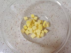 软化的黄油切成小块。