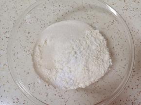 加入中筋面粉、低筋面粉、细砂糖、盐和泡打粉。