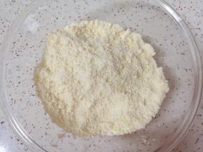 带上一次性手套搓成颗粒状。