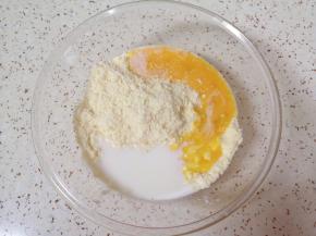 加入牛奶和全蛋液。
