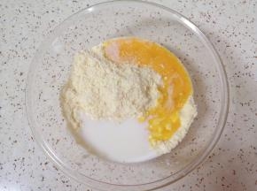 加入牛奶和全蛋液。